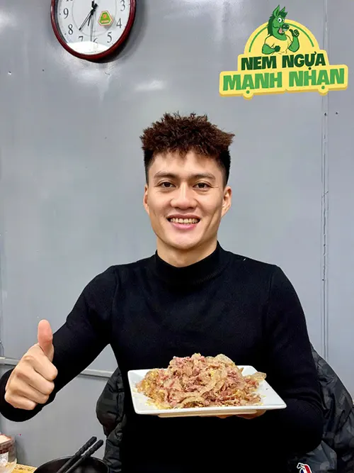 Khách hàng tin dùng nem ngựa Mạnh Nhạn